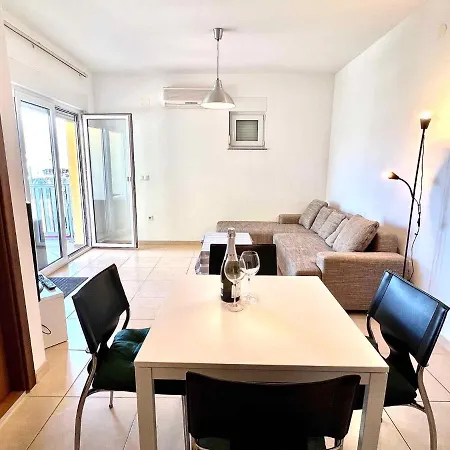 In 44072 Apartment *