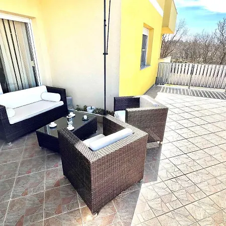 Apartment In 44072